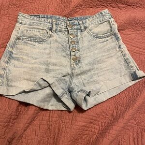 Light Wash AE side 6 denim shorts